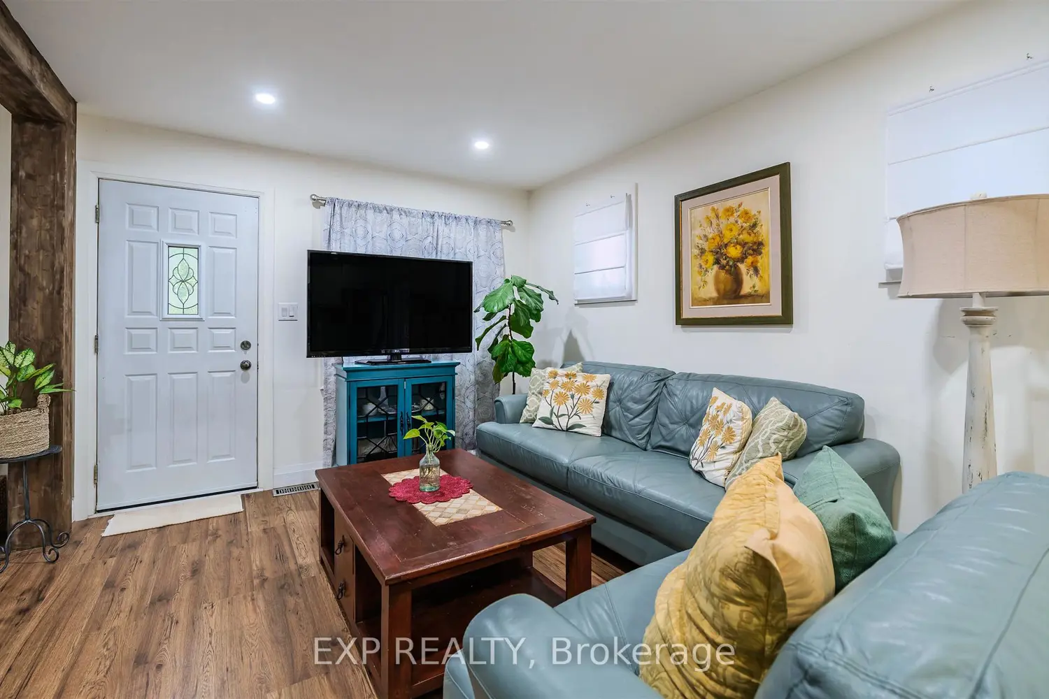829 Athol Street photo 4