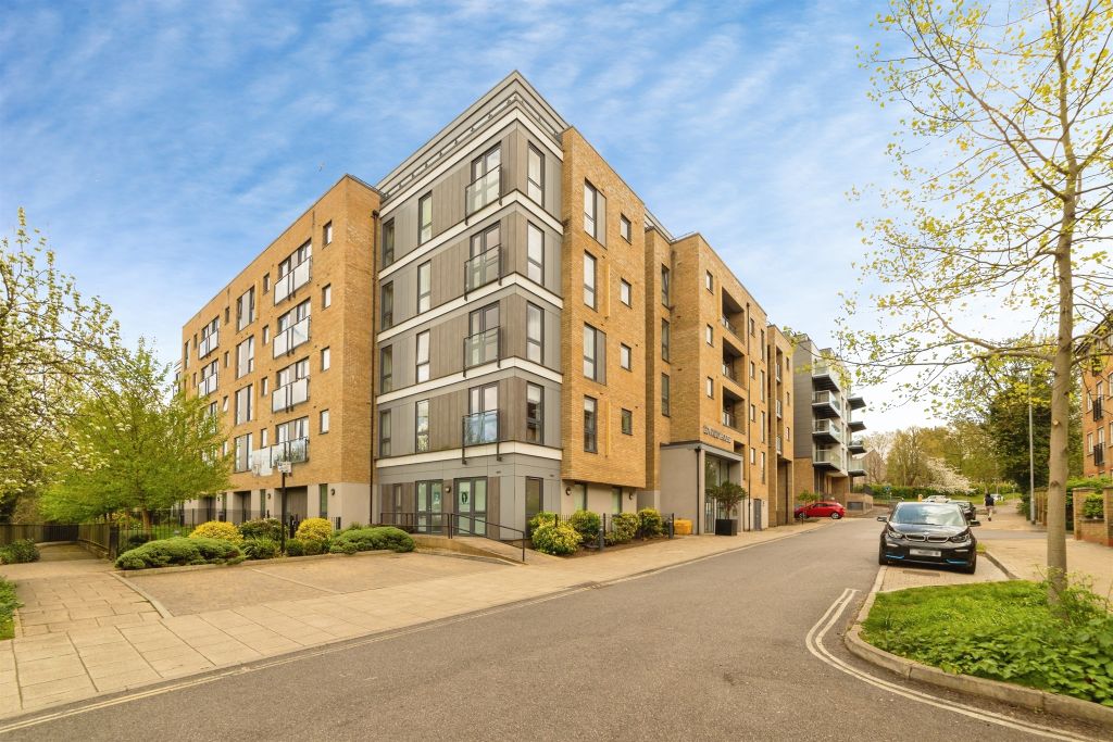 2 bed flat for salePegs Lane, Hertford SG13