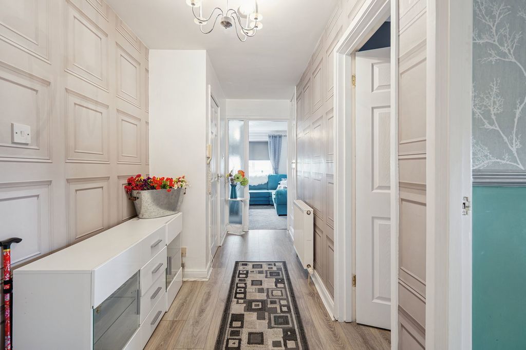 2 bed flat for sale114 Low Waters Road, Hamilton ML3 photo 2