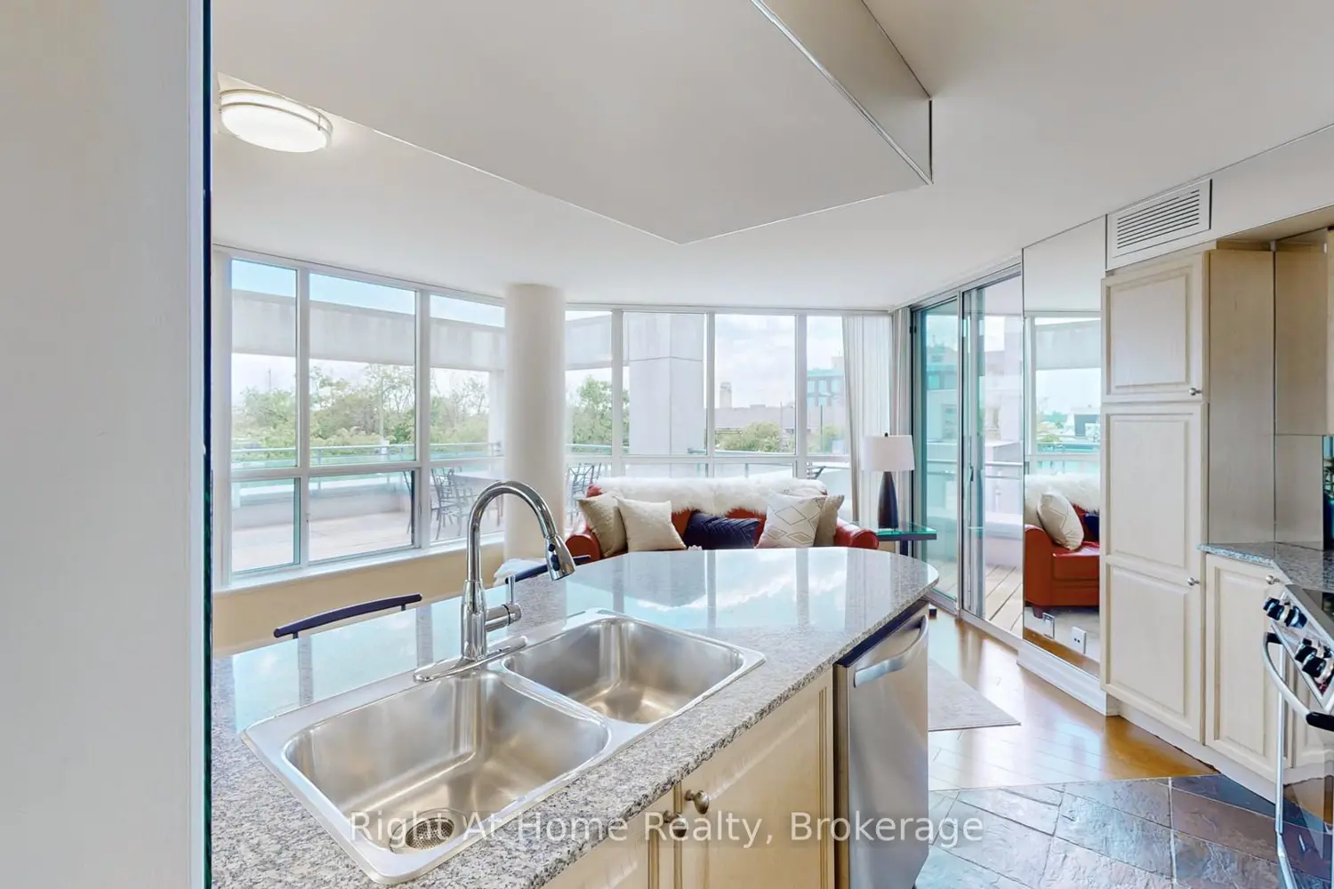 228 Queens Quay 209 photo 5