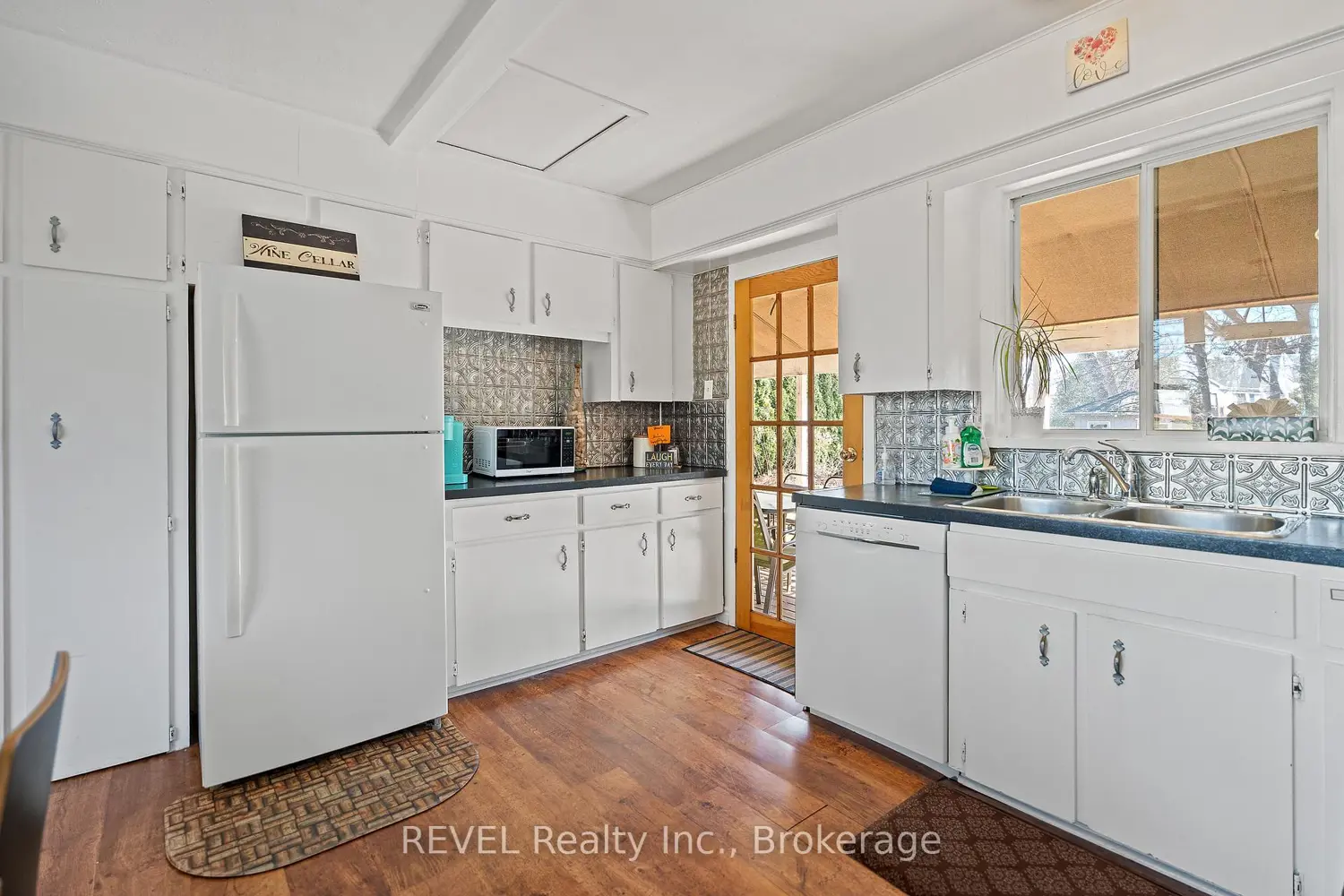 639 Penner Street photo 5