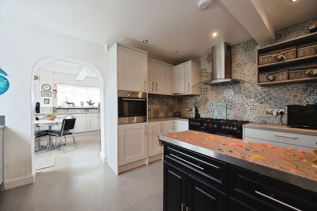 Additional image 4 of 5 bed detached house for saleHavant Road, Hayling Island, Hampshire PO11