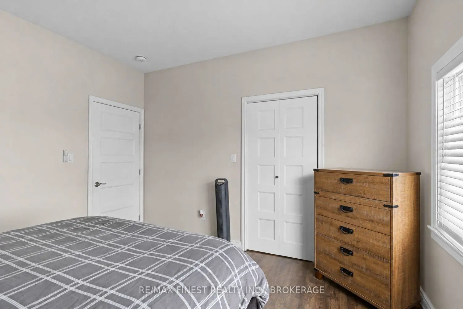 1557 Long Lake Road photo 4