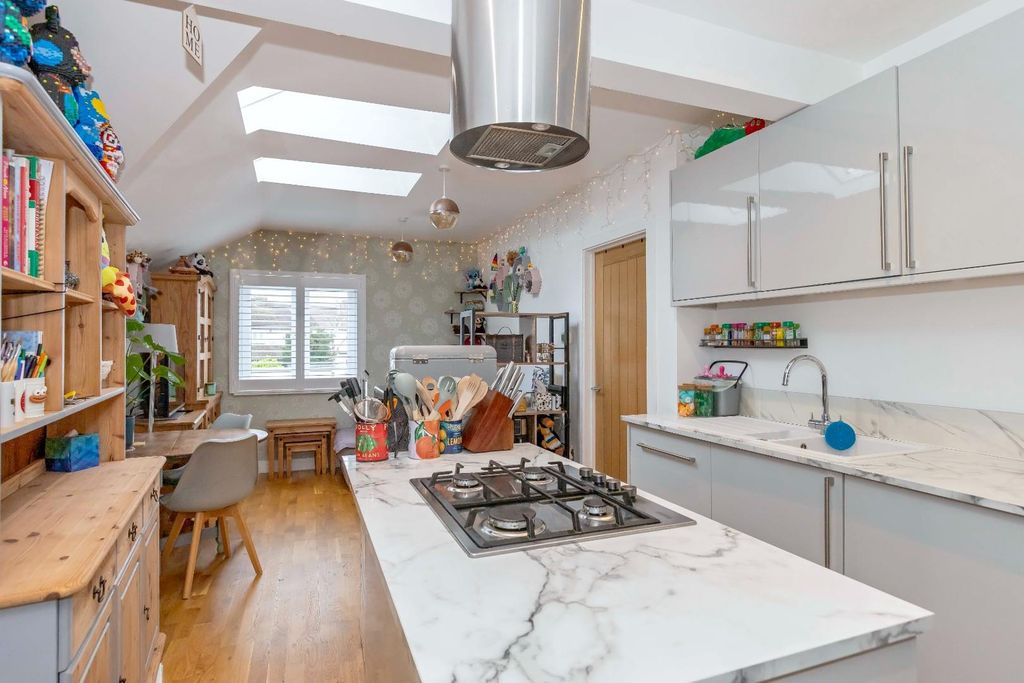 2 bed flat for saleSchool Road, Upper Beeding, Steyning BN44 photo 2