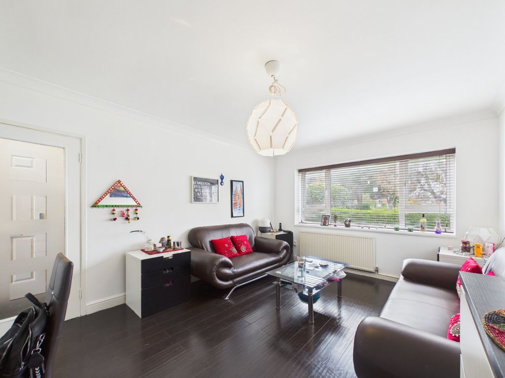2 bed flat for saleRenfrew Road, Hounslow TW4 photo 2