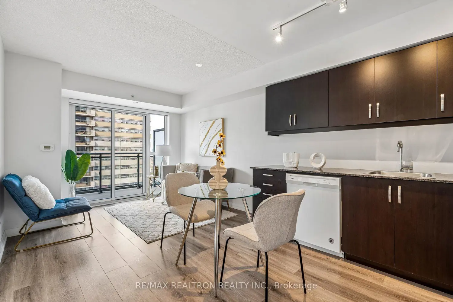 30 Meadowglen Place 1503