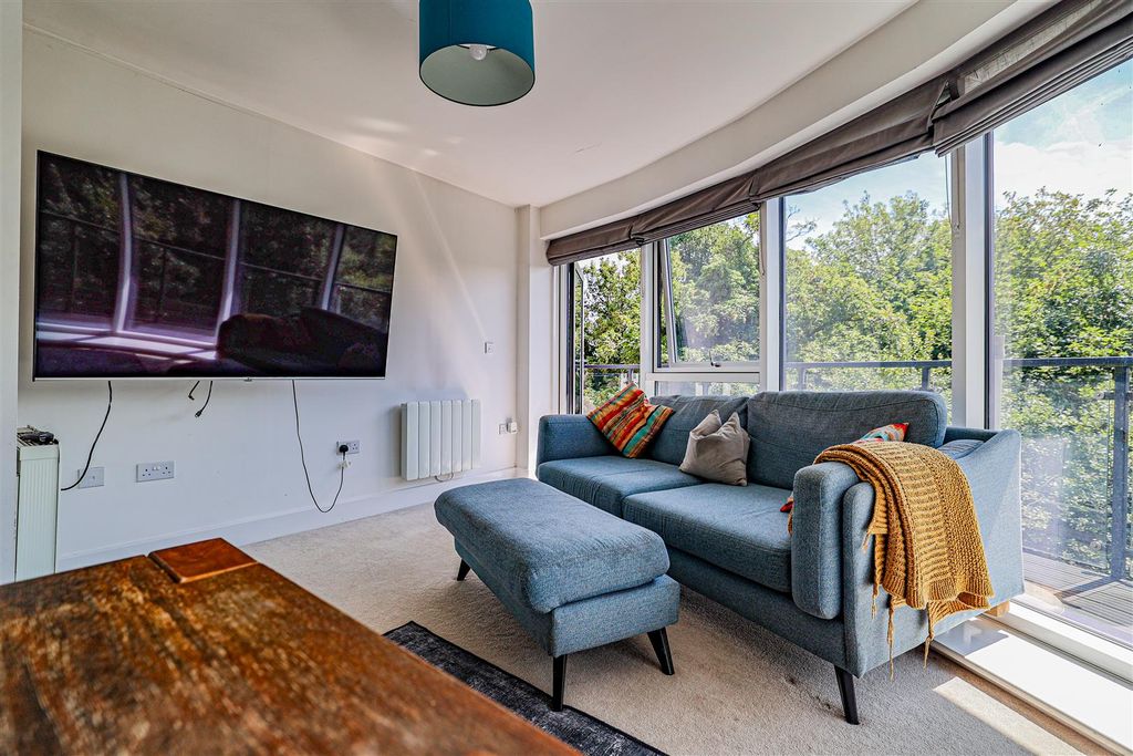 Additional image 4 of 2 bed flat for saleThe Embankment, Nash Mills Wharf, Hemel Hempstead HP3