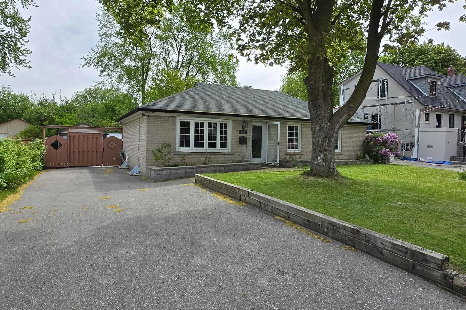 601 Conacher Drive photo 2