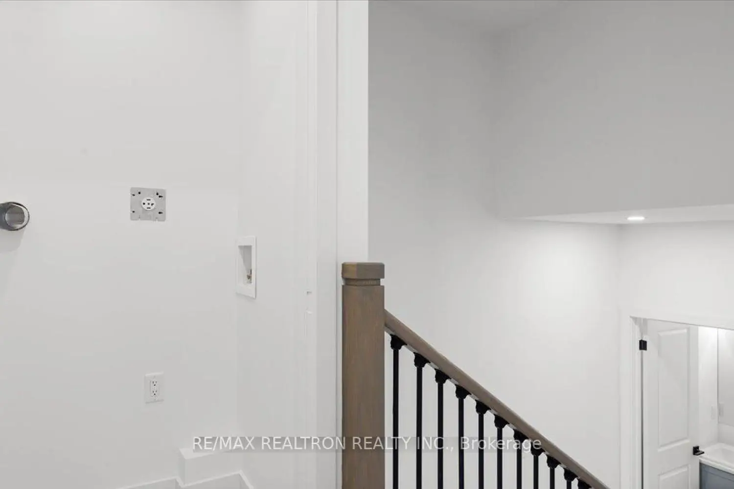 46 Summit Crescent photo 2
