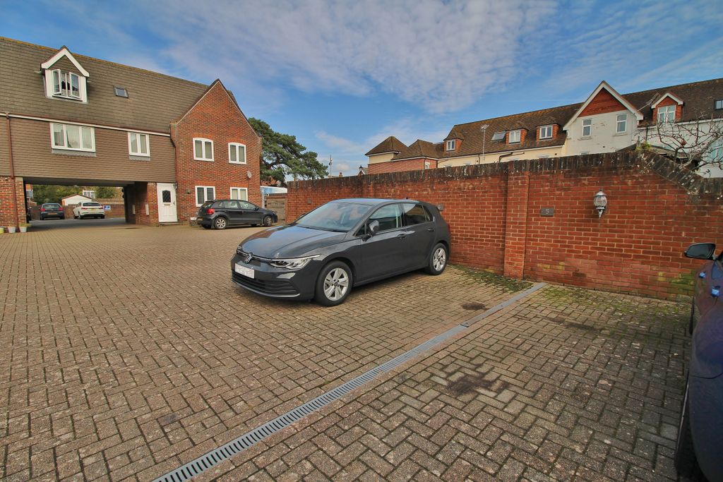 Additional image 8 of 2 bed flat for saleEmpire Court, East Street, Havant PO9