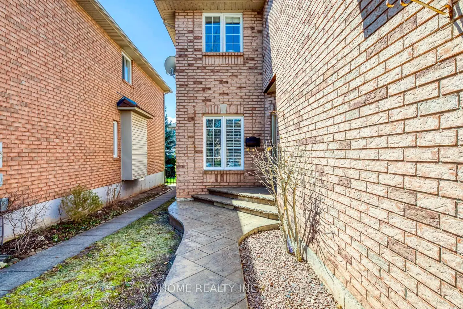 2433 Valley Heights Crescent