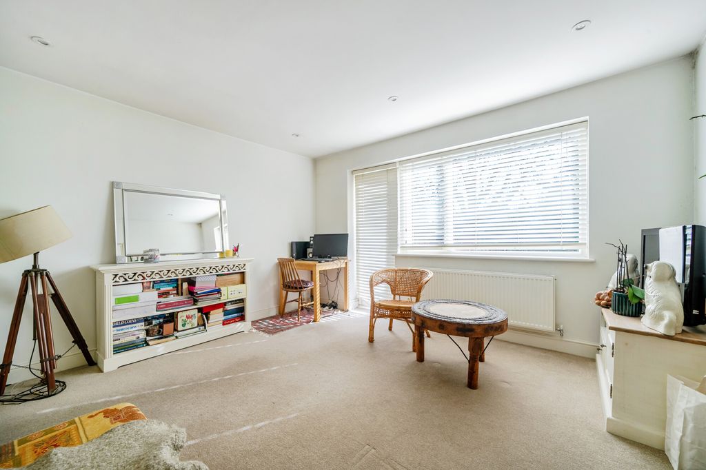 2 bed maisonette for saleWeydown Road, Haslemere GU27 photo 5