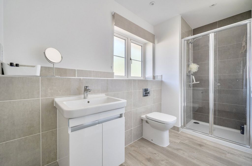 Additional image 9 of 5 bed detached house for saleUnwin Close, Hook, Hampshire RG27