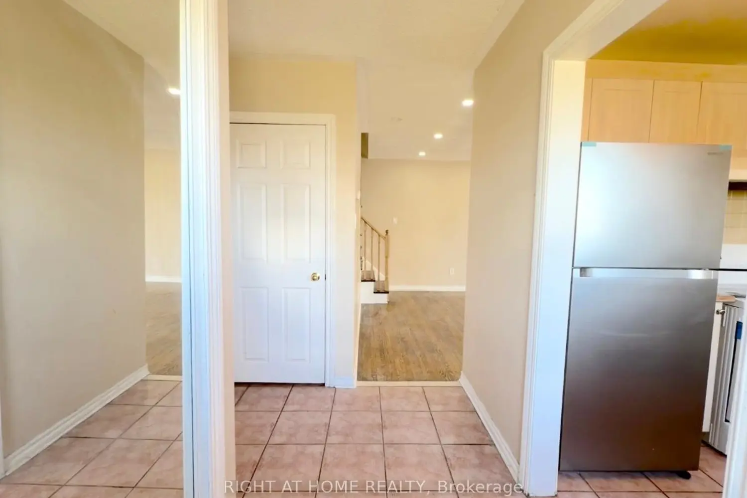 270 Town House Crescent photo 3