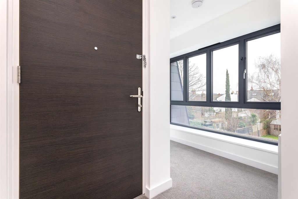 2 bed flat for saleBailey House, Barttelot Road, Horsham RH12 photo 3