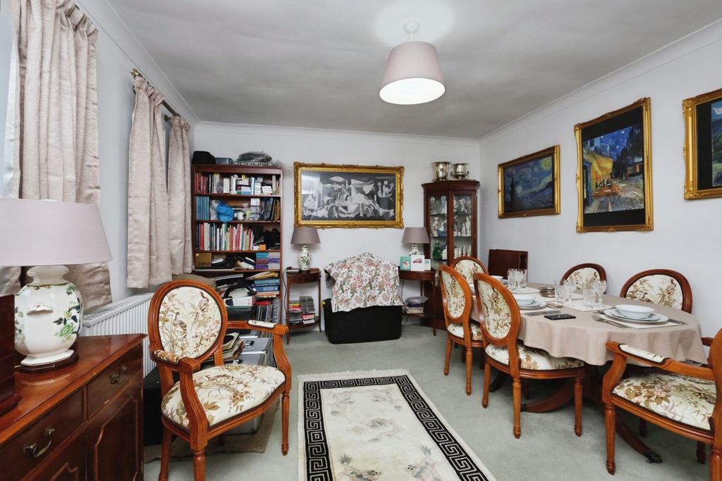 1 bed flat for saleStonegate Way, Heathfield TN21 photo 2