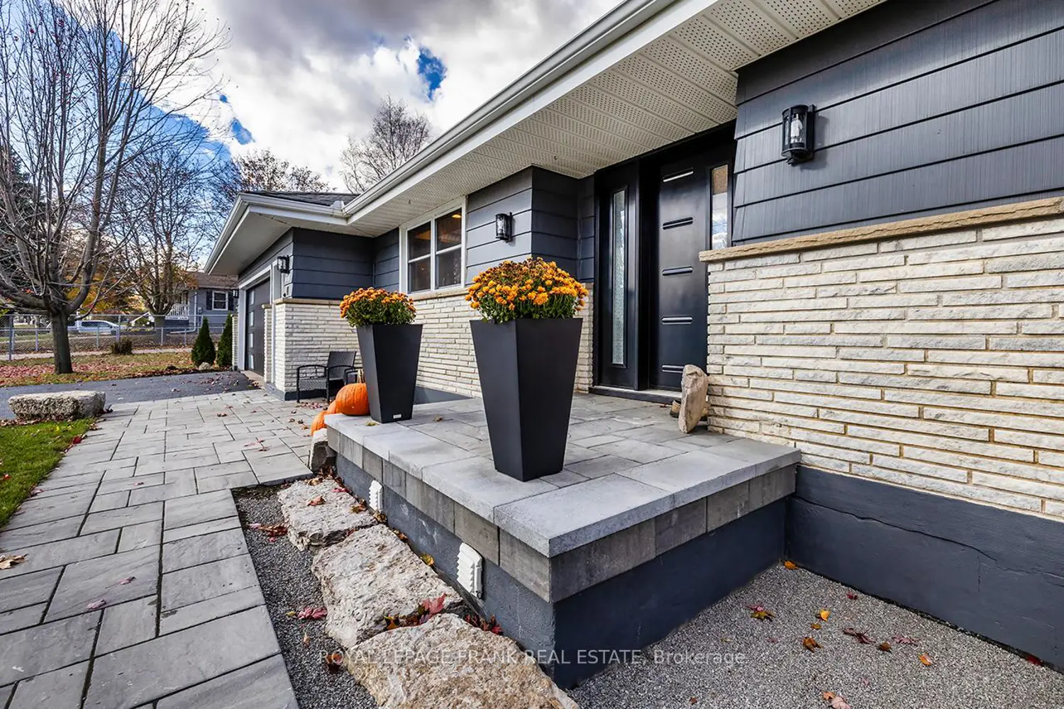 1695 Scugog Street photo 3