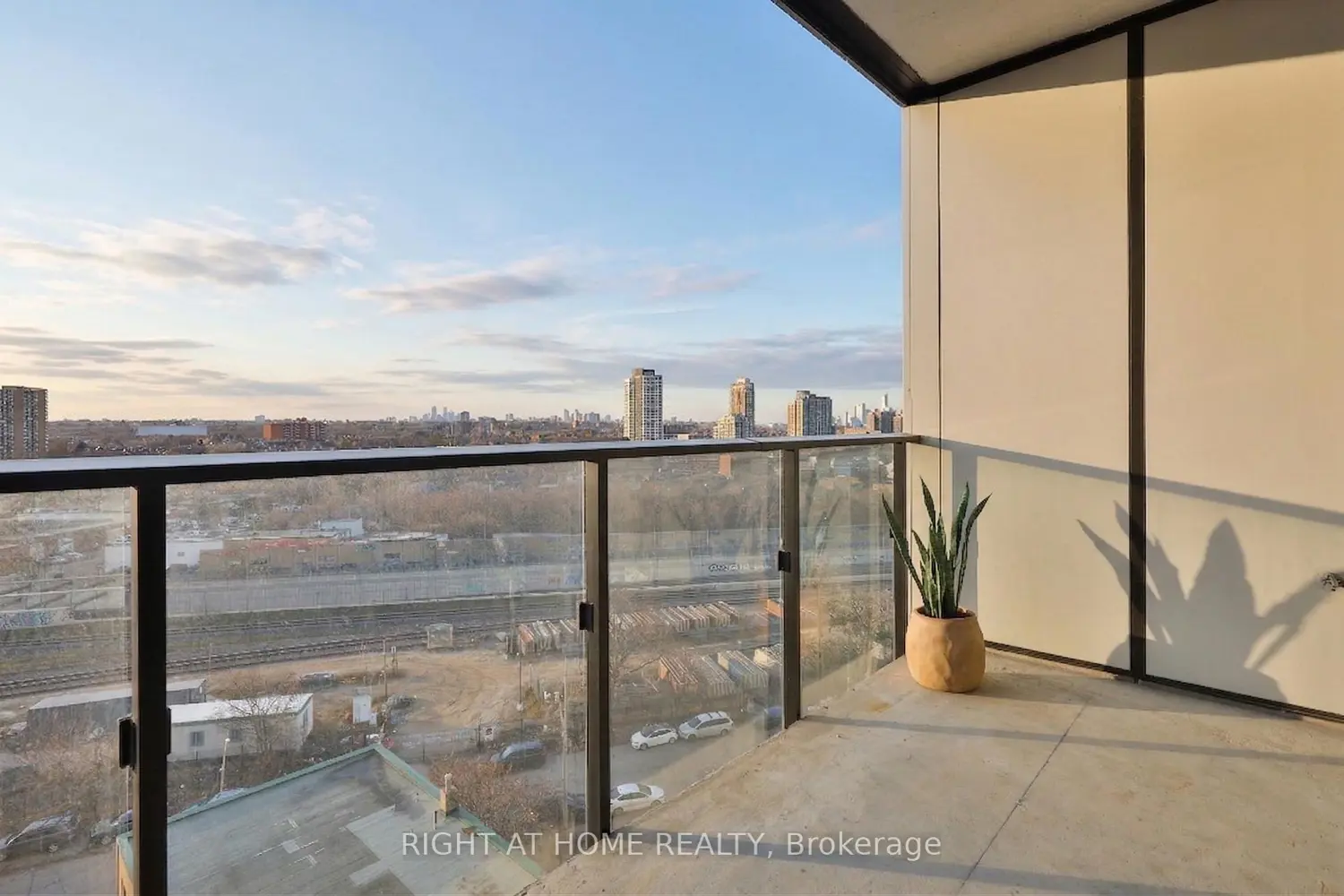 2720 Dundas Street Ph 6 photo 5