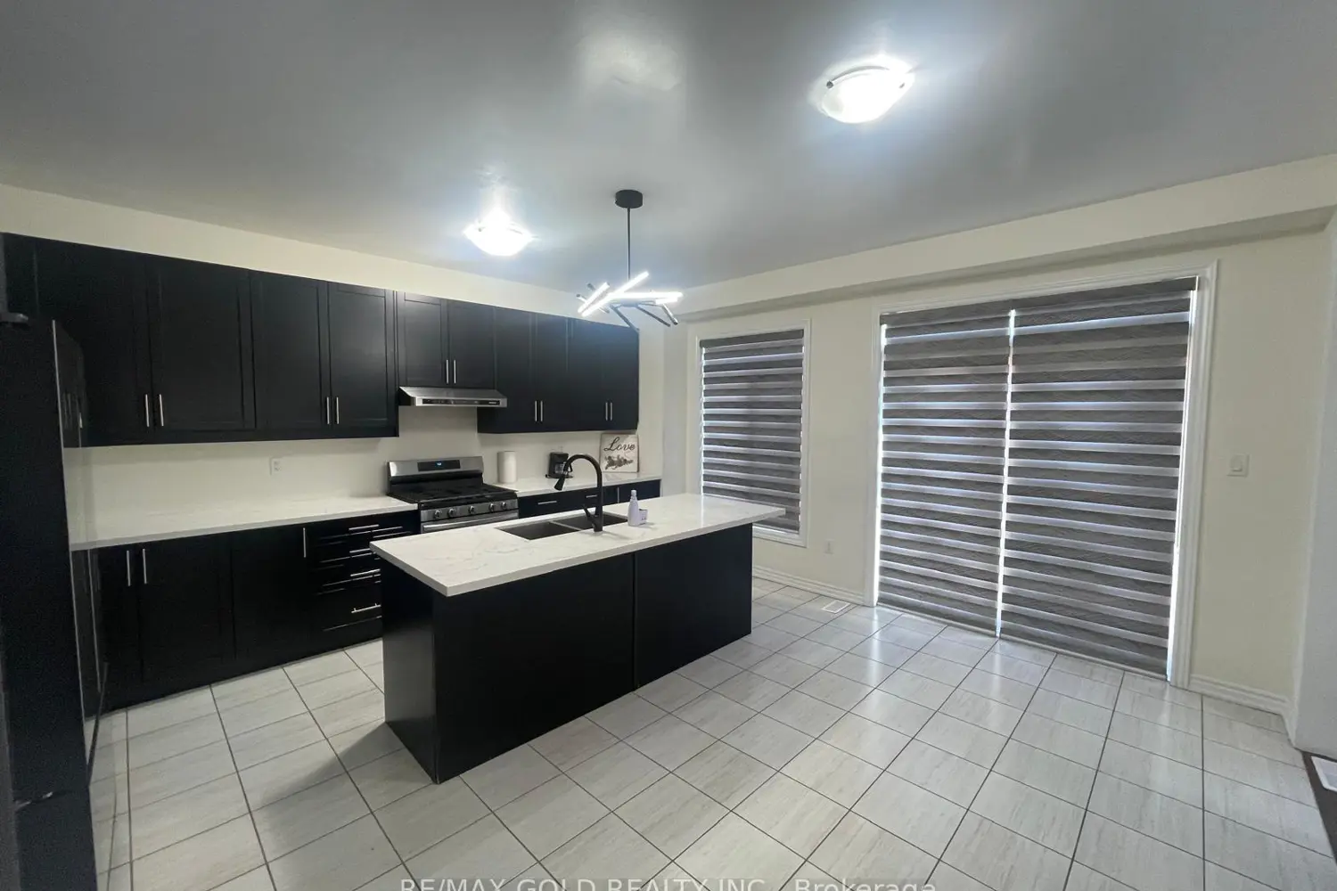 537 Veterans Drive photo 4