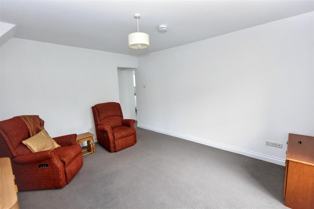 1 bed flat for saleThe Square, Stithians, Truro TR3 photo 3