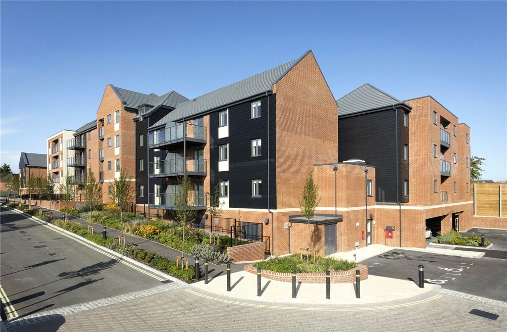 Additional image 13 of 2 bed flat for saleStation Road, Hook, Hampshire RG27