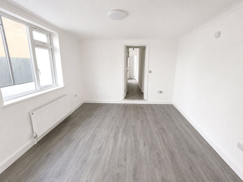 3 bed flat for saleBulstrode Road, Hounslow, Greater London TW3 photo 2
