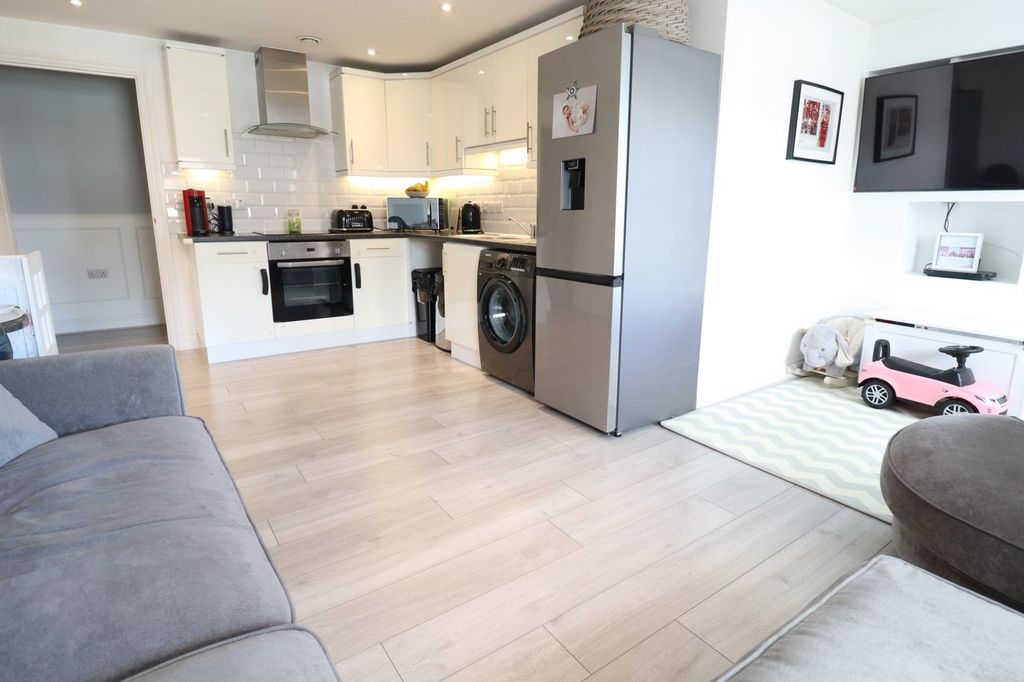 2 bed flat for saleThe Approach, Rayleigh SS6 photo 5