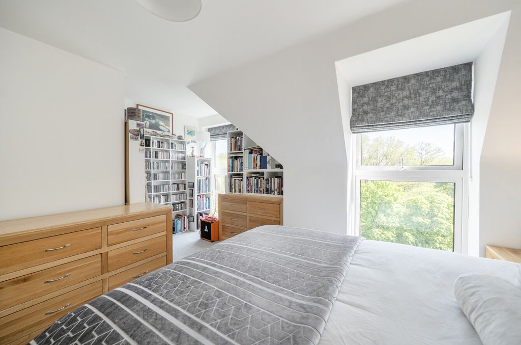 Additional image 10 of 2 bed flat for saleStation Road, Hook, Hampshire RG27