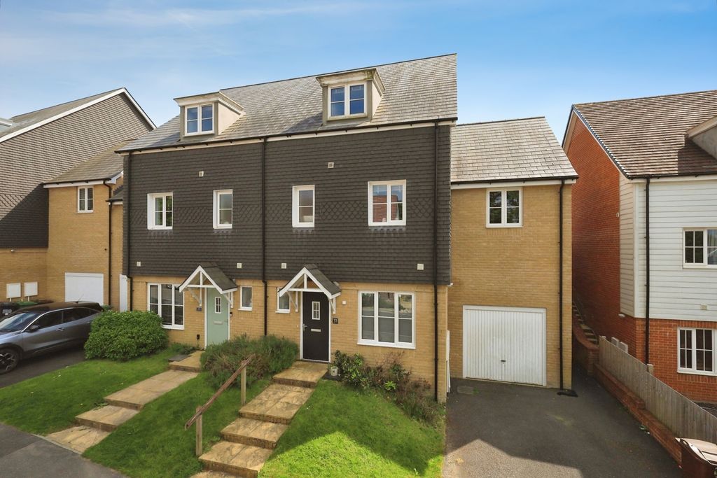 5 bed town house for saleMillennium Way, Heathfield, East Sussex TN21