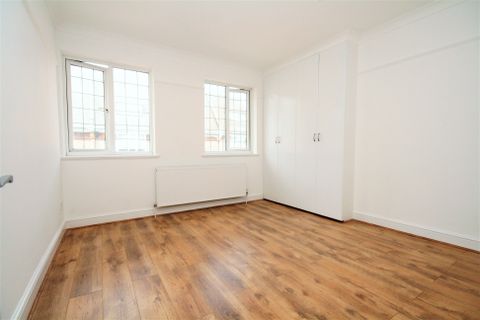 Green Lanes, Palmers Green N13