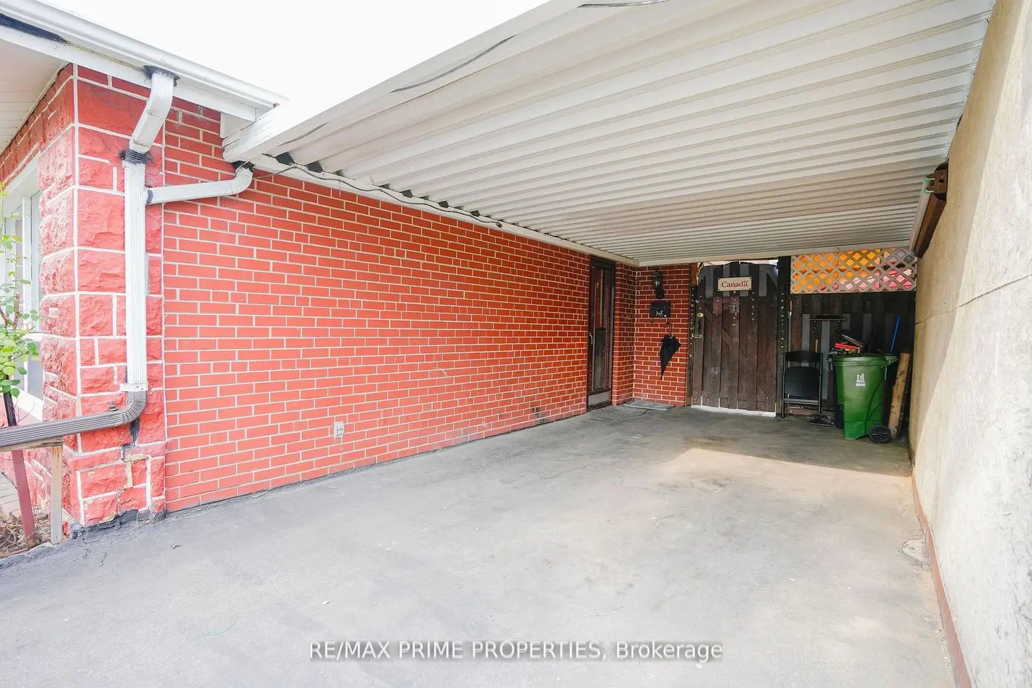 81 Silverstone Drive photo 2