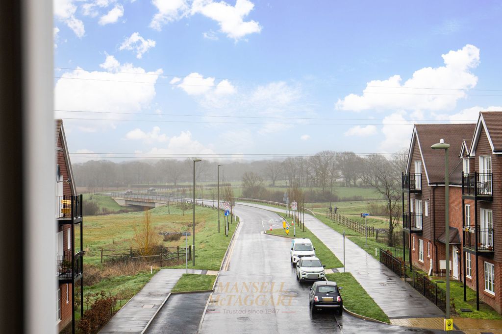 2 bed flat for saleHoadley Road, Comet House RH6 photo 2