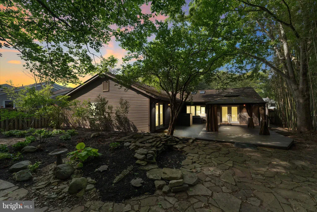 125 Victoria Place, Sterling, VA 20164