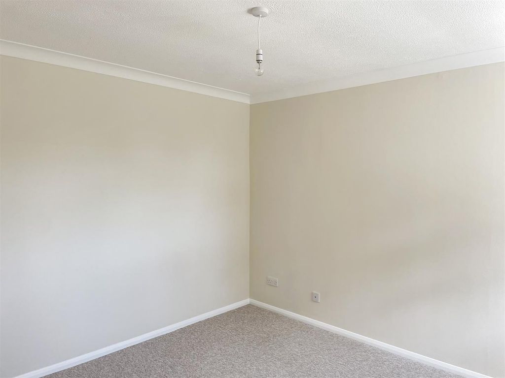 2 bed flat for saleStonegate Way, Heathfield TN21 photo 4