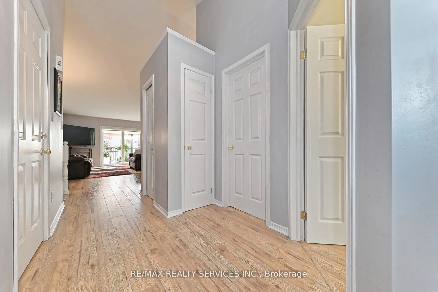 1077 Hamilton Road 31 photo 2