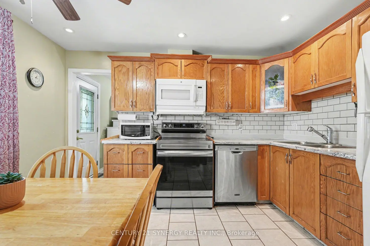 220 Highfield Crescent photo 4