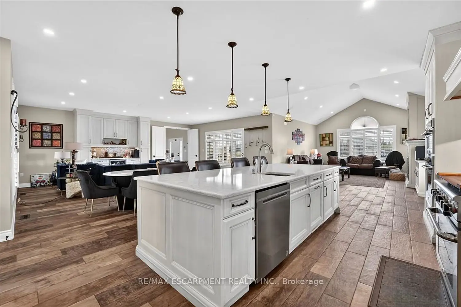 5499 Attema Crescent photo 5