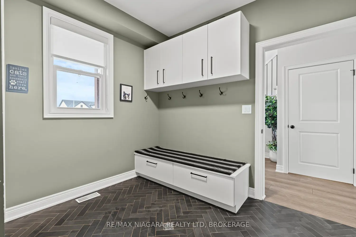 3549 Canfield Crescent photo 4