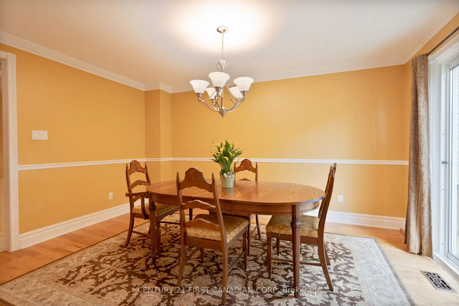 327 Everglade Crescent photo 5