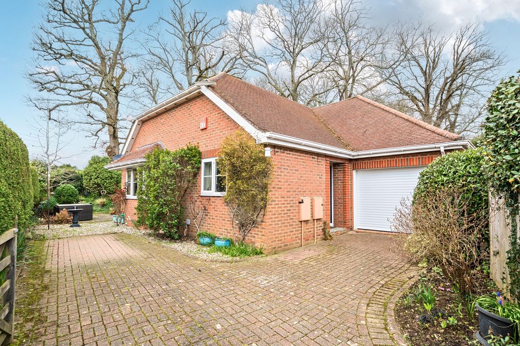 3 bed detached house for saleCherrylands Close, Haslemere GU27