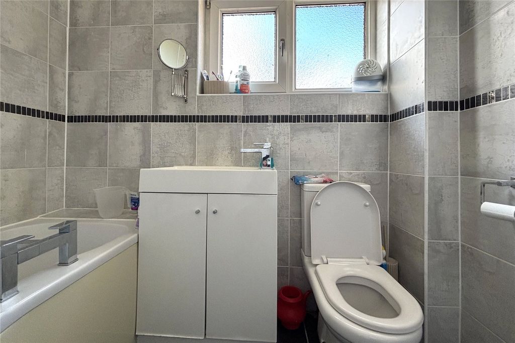 Additional image 7 of 2 bed maisonette for saleStation Road, Hook, Hampshire RG27