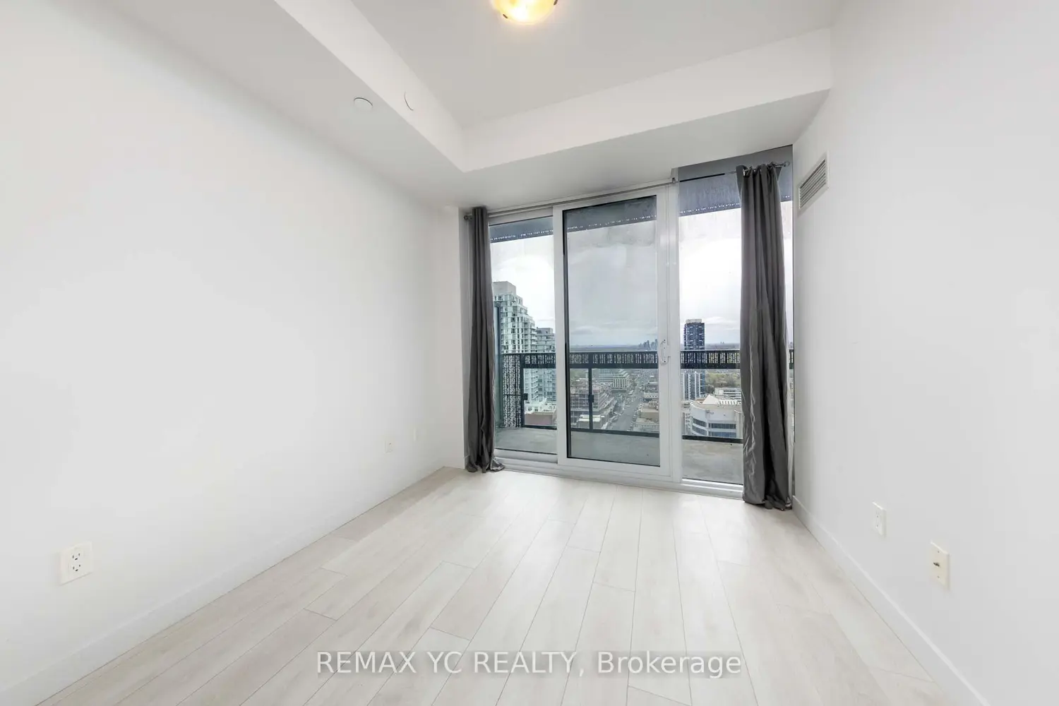 Additional image 10 of 8 Eglinton Avenue 2206