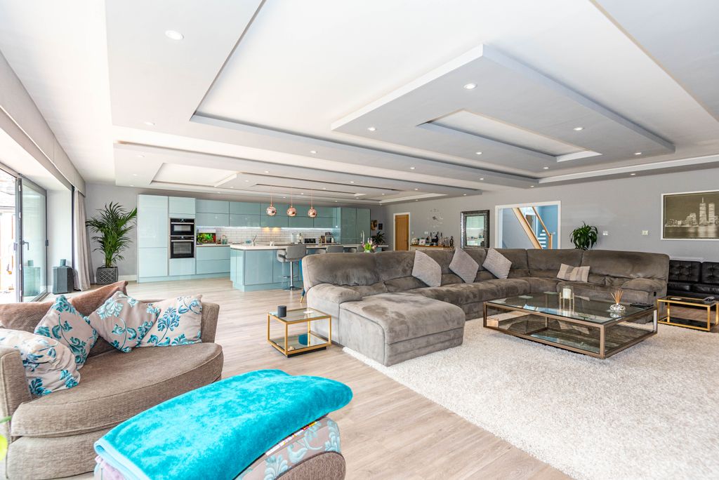Additional image 10 of 4 bed detached house for saleAvenue Road, Dobbs Weir, Hoddesdon EN11