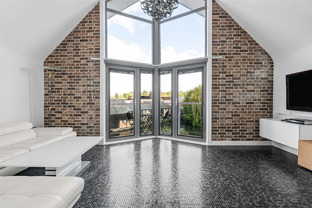 Additional image 3 of 2 bed flat for saleDolphin Yard, Maidenhead Street, Hertford SG14