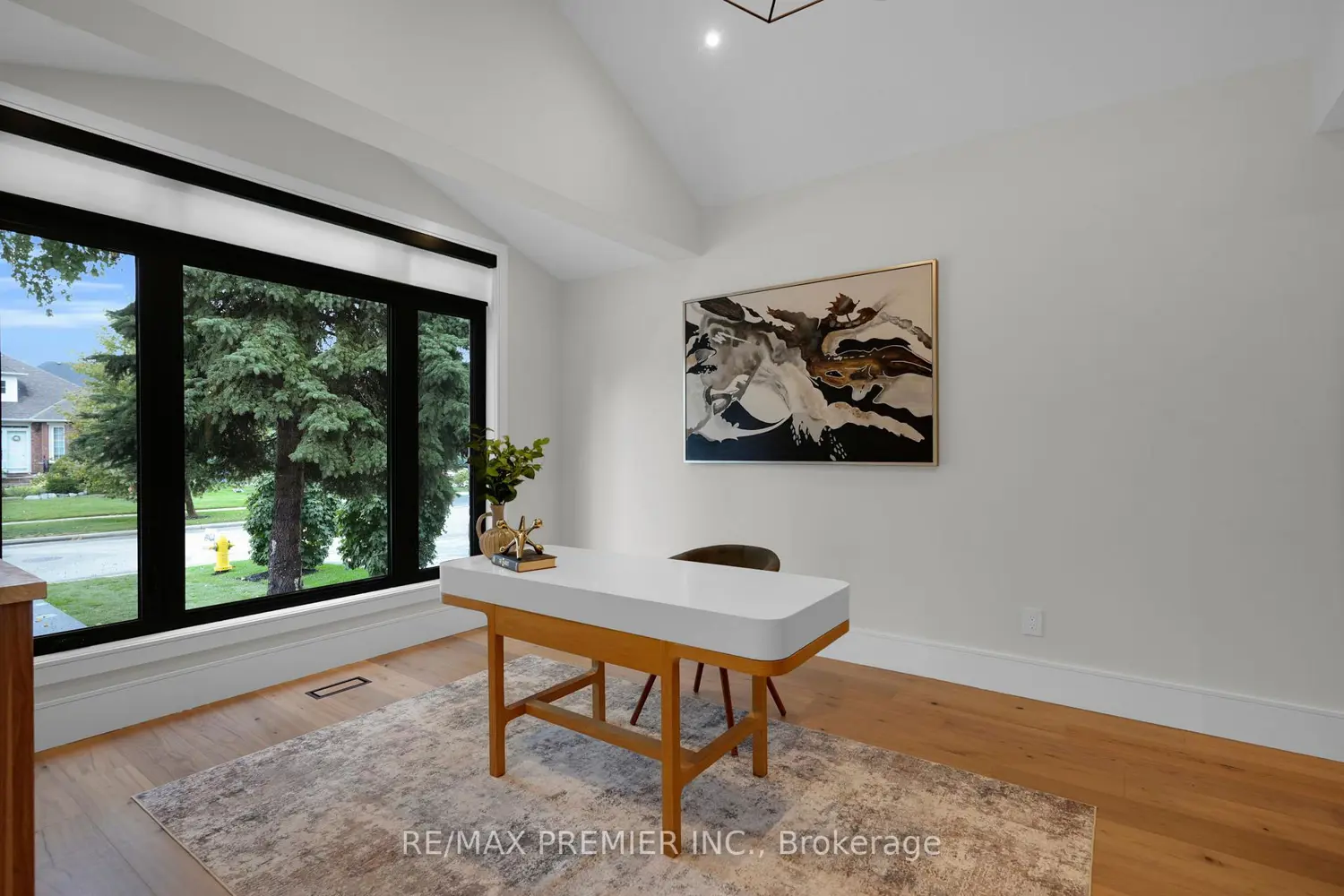 19 Polo Crescent photo 3