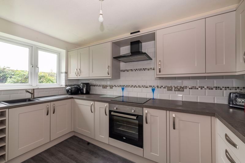2 bed flat for saleStonegate Way, Heathfield TN21 photo 2