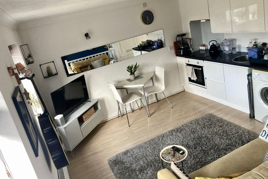 1 bed flat for saleCoopers Close, Nettleham, Lincoln LN2 photo 2