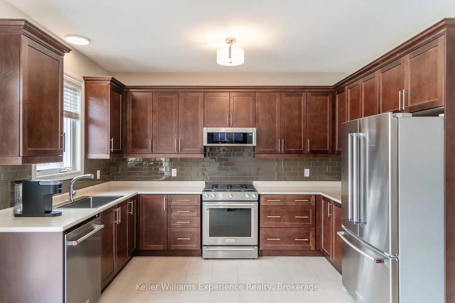 939 Stollar Place photo 3