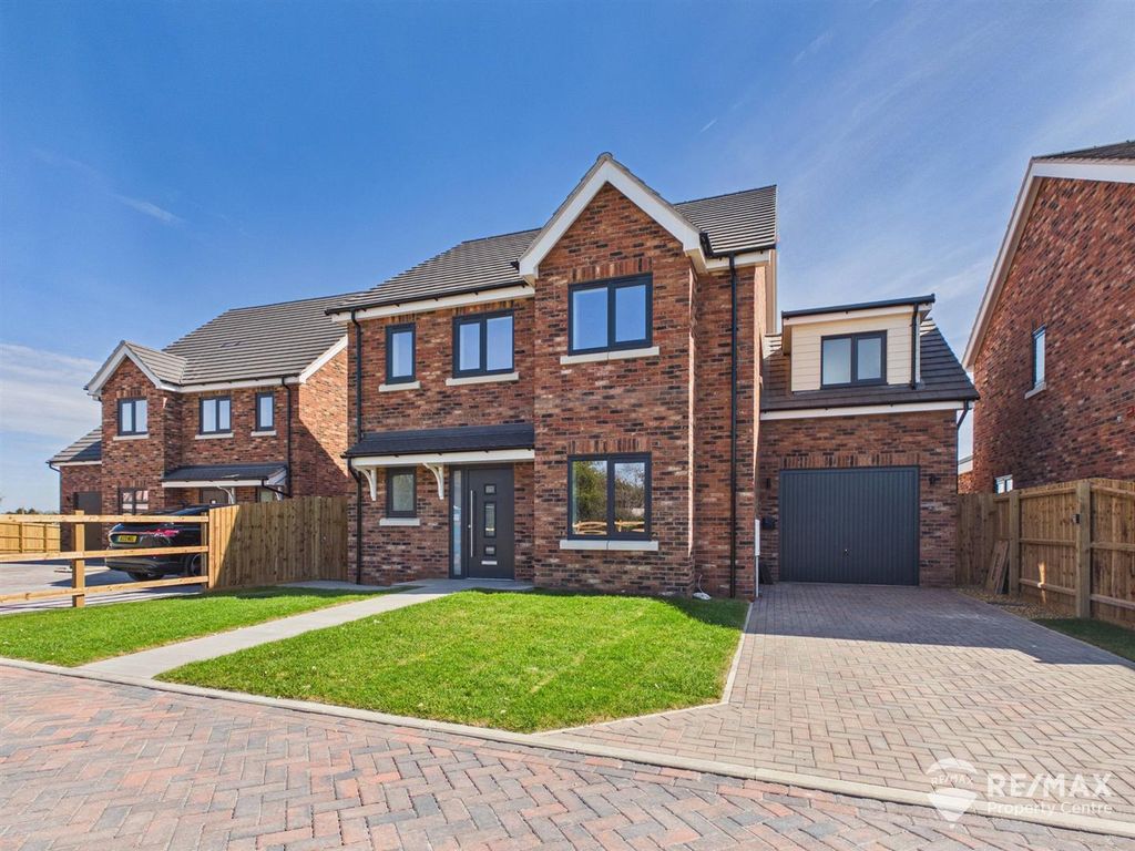 4 bed detached house for saleOakley Gardens, Little Oakley, Harwich CO12