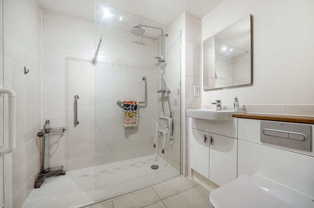 Additional image 6 of 1 bed flat for saleStation Road, Hook, Hampshire RG27